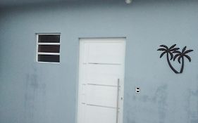 Casa familiar quarto, cozinha, banheiro e piscina a praia está a 700 metros